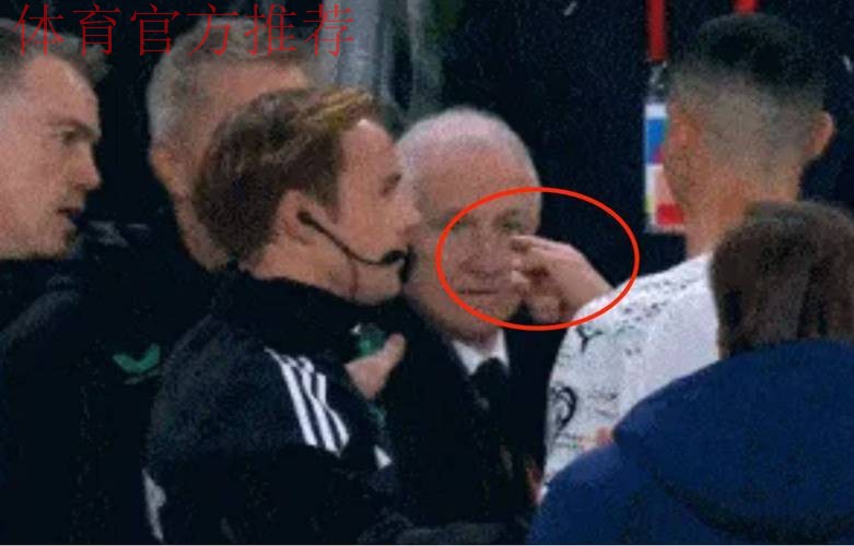 离谱!C罗离场时指着对手主帅骂:都怪你施压裁判 你们的话太多了 离谱!C罗离场时指着对手主帅骂:都怪你施压裁判 你们的话太多了