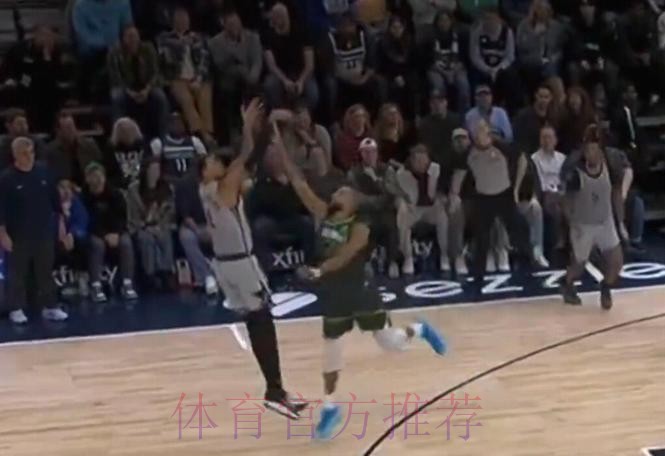 文班出手三分时踩到戈贝尔的脚，裁判判罚后者一级恶意犯规