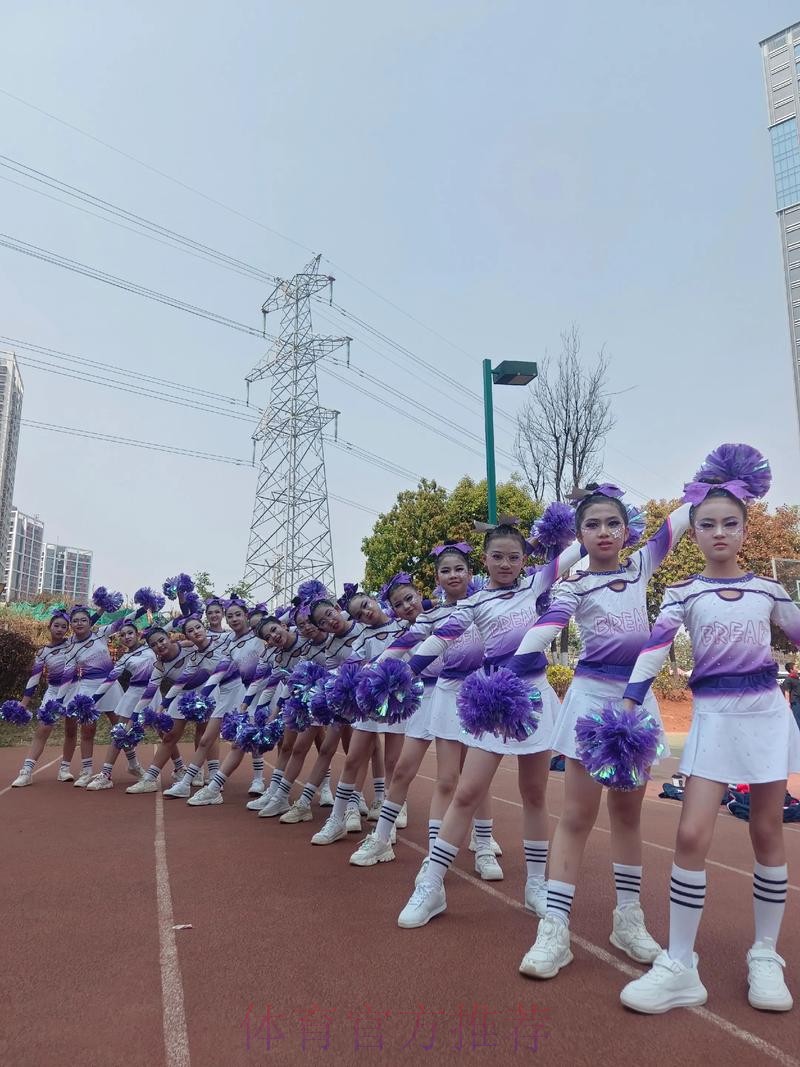广州男篮啦啦队社媒分享舞蹈：下班也要做可可爱爱的小女孩～