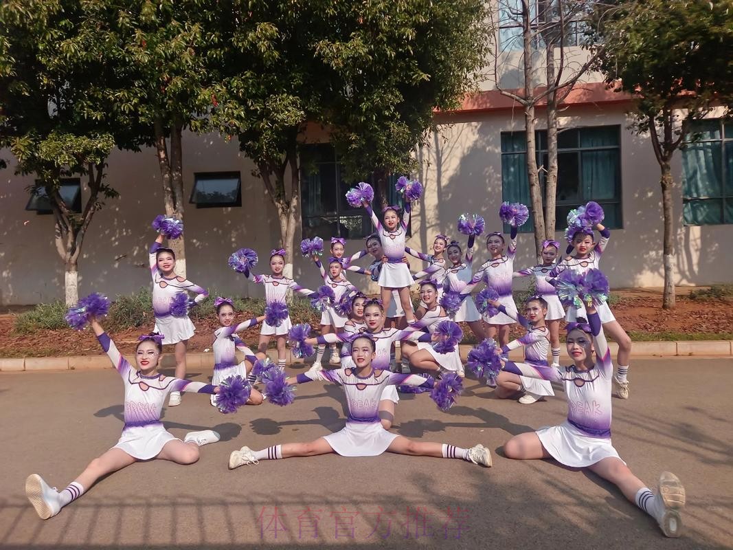 广州男篮啦啦队社媒分享舞蹈：下班也要做可可爱爱的小女孩～